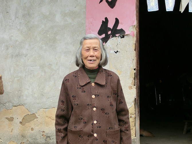 走失者照片 贺州急寻：八旬老太失联，穿花色上衣...