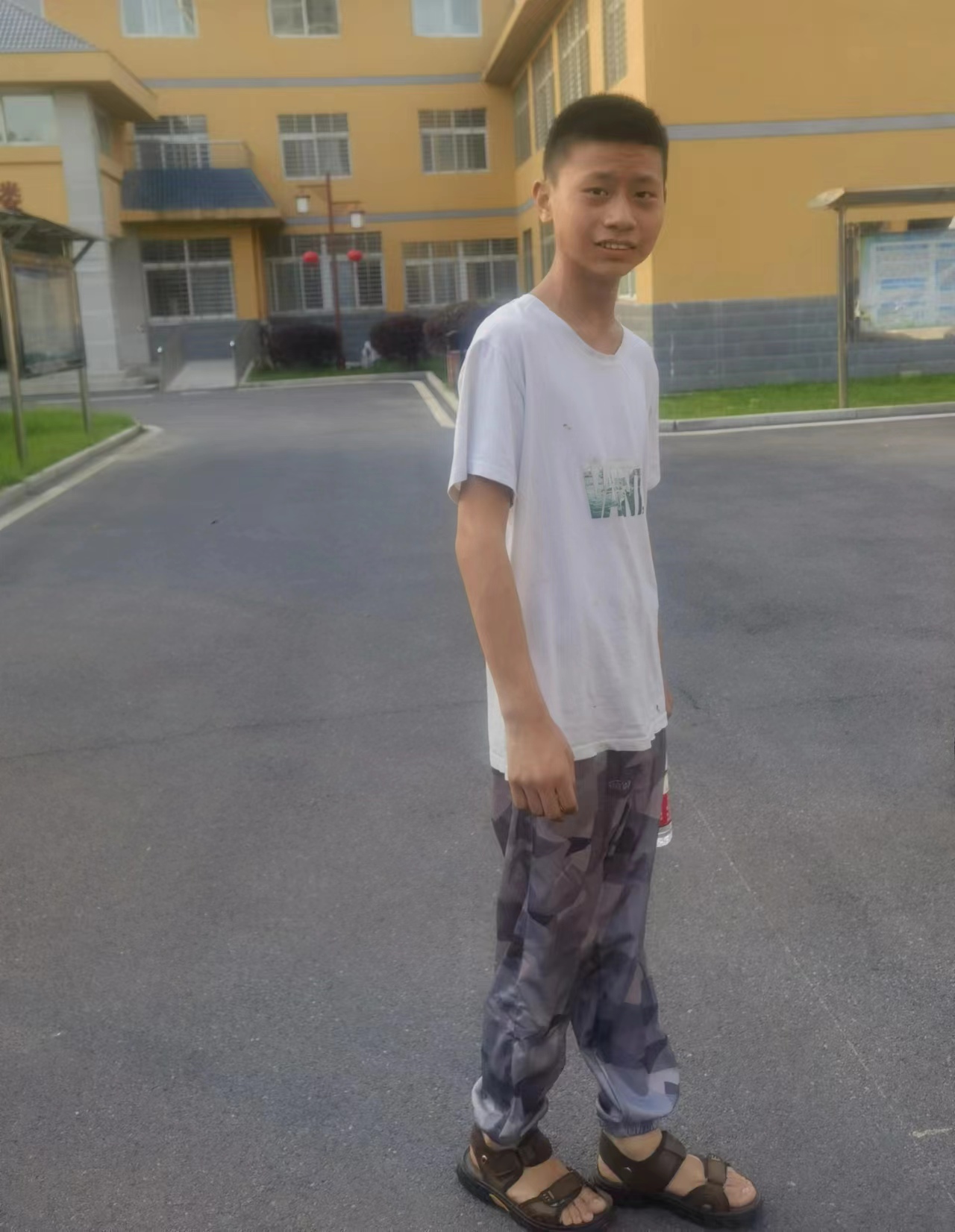 走失者照片 襄阳寻亲：15岁男孩被救助，穿白色...