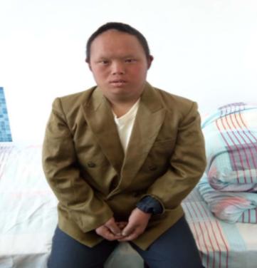 走失者照片 青岛寻亲：青年男子被救助，穿黑色棉...