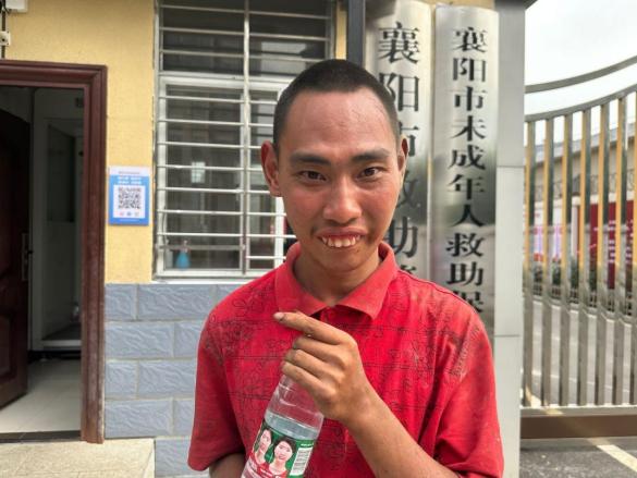 走失者照片 襄阳寻亲：青年男子被救助，穿红色花...