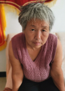走失者照片 菏泽寻亲：七旬老太被救助，穿红色针...