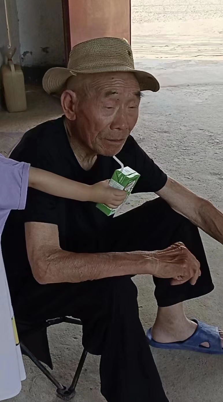 走失者照片 郑州市急寻：八旬老人失联，穿黑色T...
