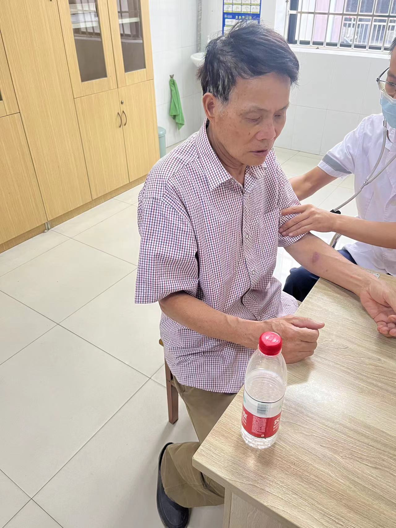 走失者照片 柳州市急寻：七旬老人走失，穿白底格...