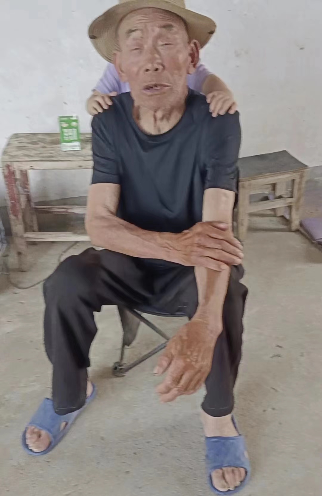 走失者照片 郑州市急寻：八旬老人失联，穿黑色T...