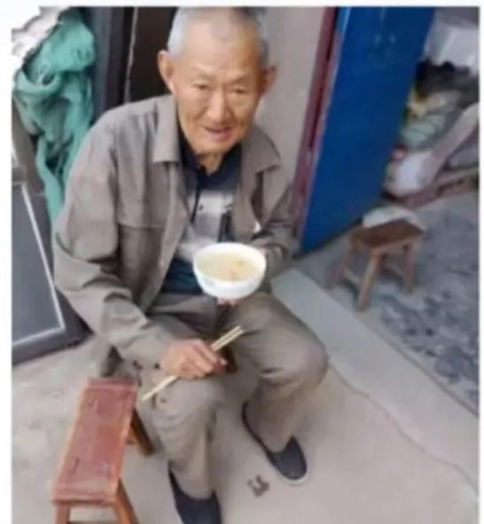走失者照片 蚌埠急寻：八旬老人走失，穿蓝色衣服...