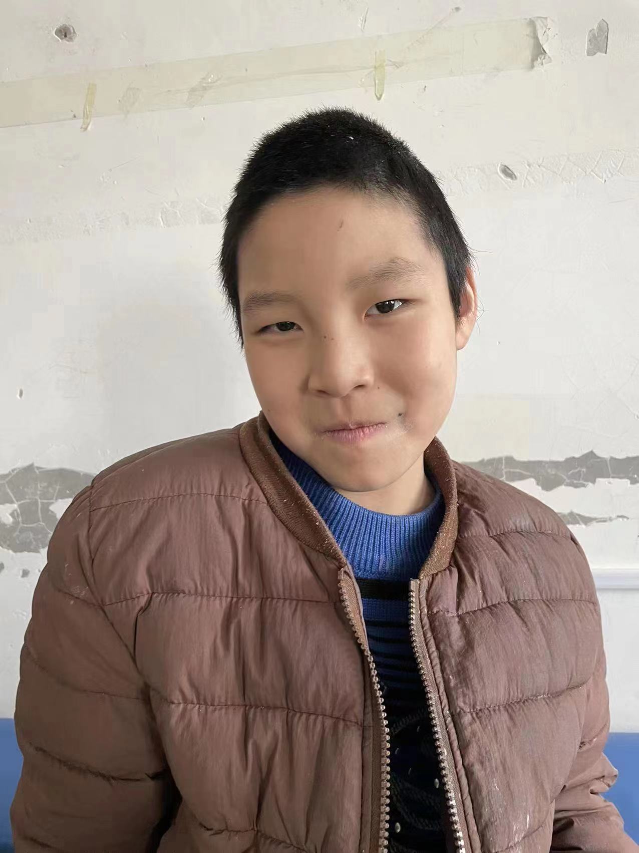 走失者照片 济宁寻亲：8岁男孩被救助数月，穿牛...