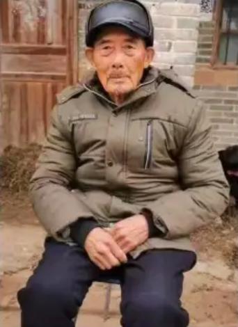 走失者照片 达州市急寻：九旬老人失联，穿黑色马...