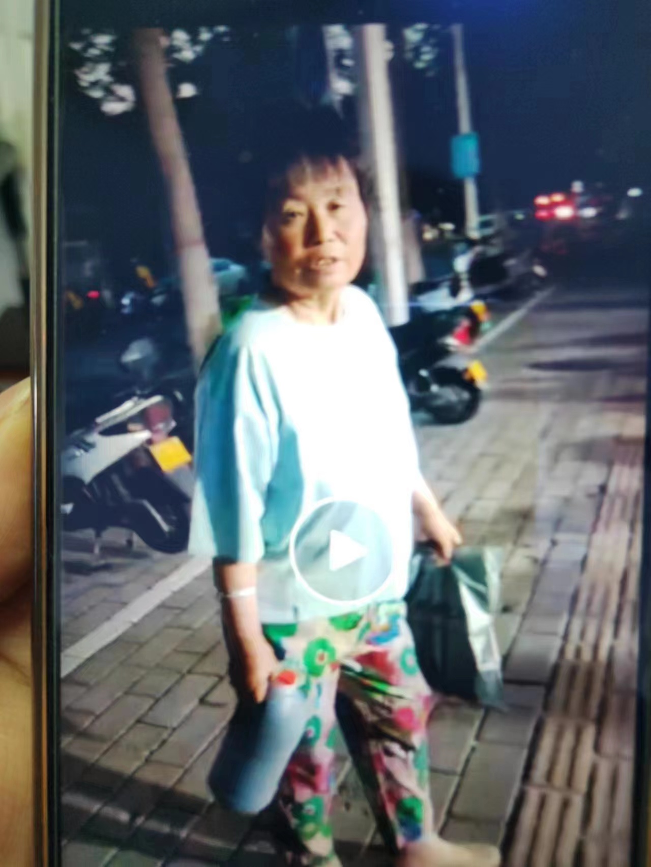 走失者照片 洛阳急寻：六旬老太走失，穿浅蓝色印...
