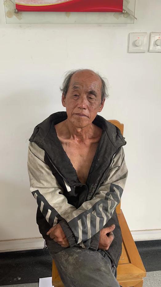 走失者照片 帮他回家：天津七旬老人被救助，穿黑...