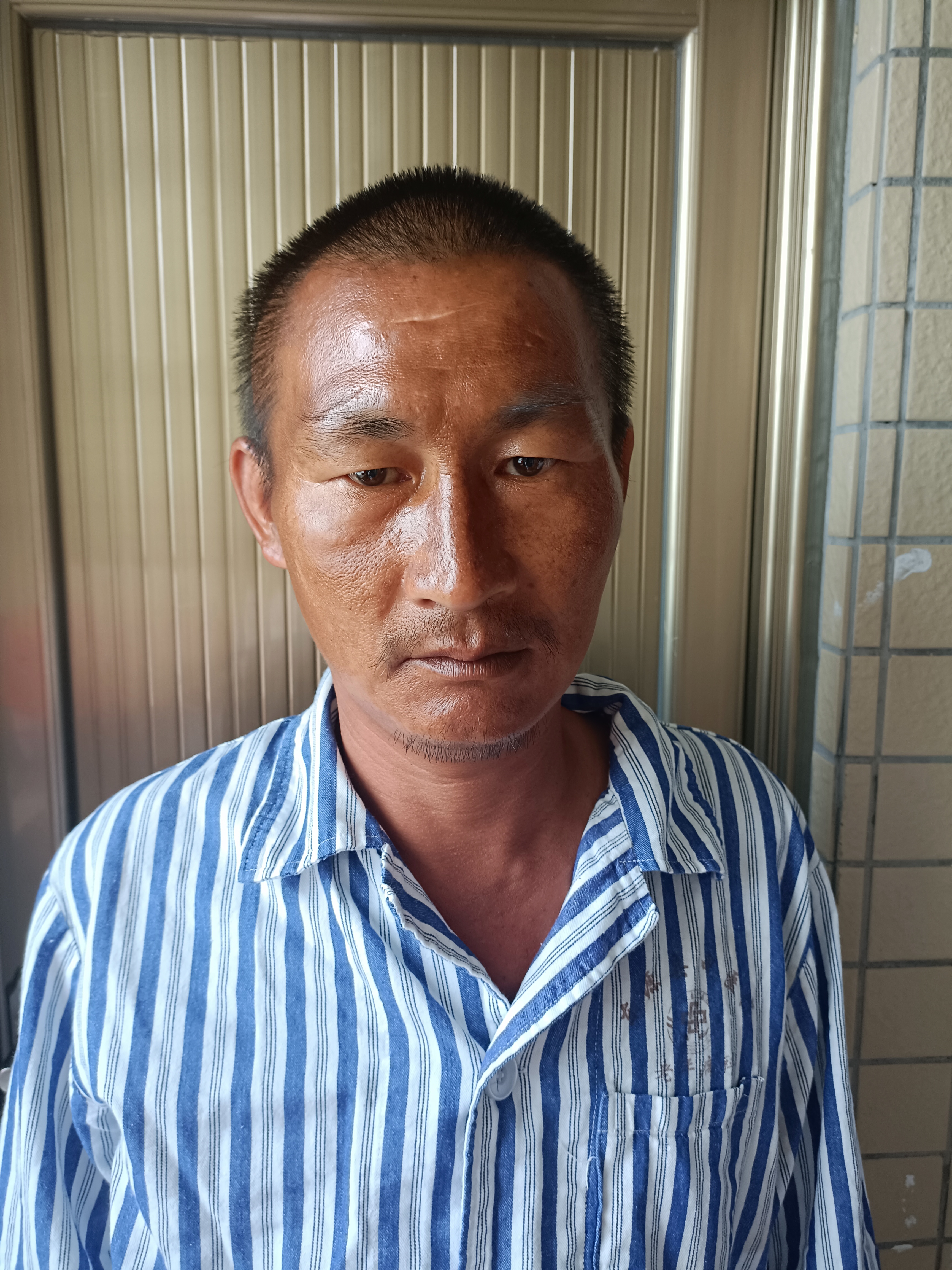走失者照片 河源寻亲：五旬男子被救助，穿黑色衣...