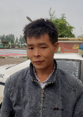 走失者照片 新乡寻亲：青年男子被救助，穿蓝色外...