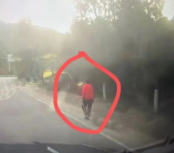 走失者照片 延安急寻：七旬老太走失，穿红色上衣...