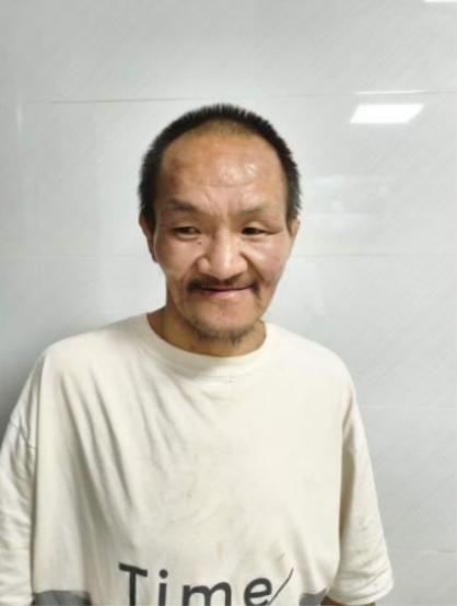 走失者照片 南阳市寻亲：五旬男子被救助，穿白色...