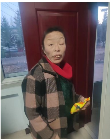 走失者照片 大同寻亲：六旬老太被救助，穿格子大...