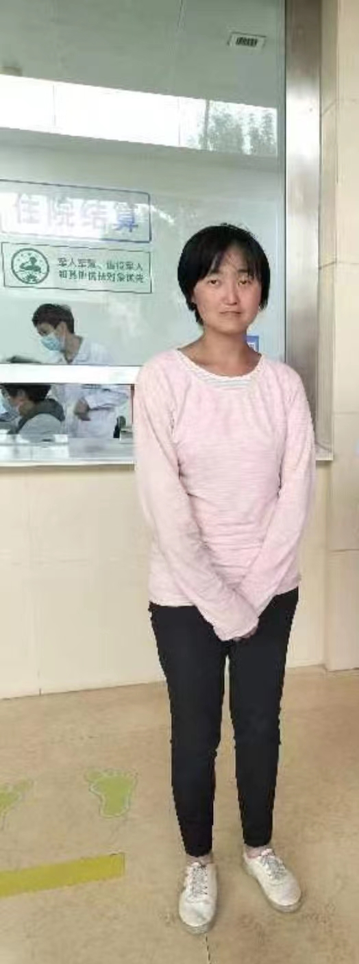 走失者照片 济宁寻亲：青年女子被救助，穿粉色外...