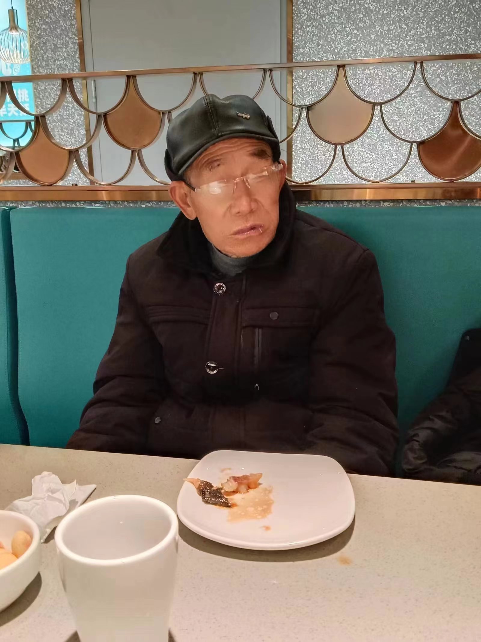 走失者照片 郑州市急寻：八旬老人失联，穿黑色T...
