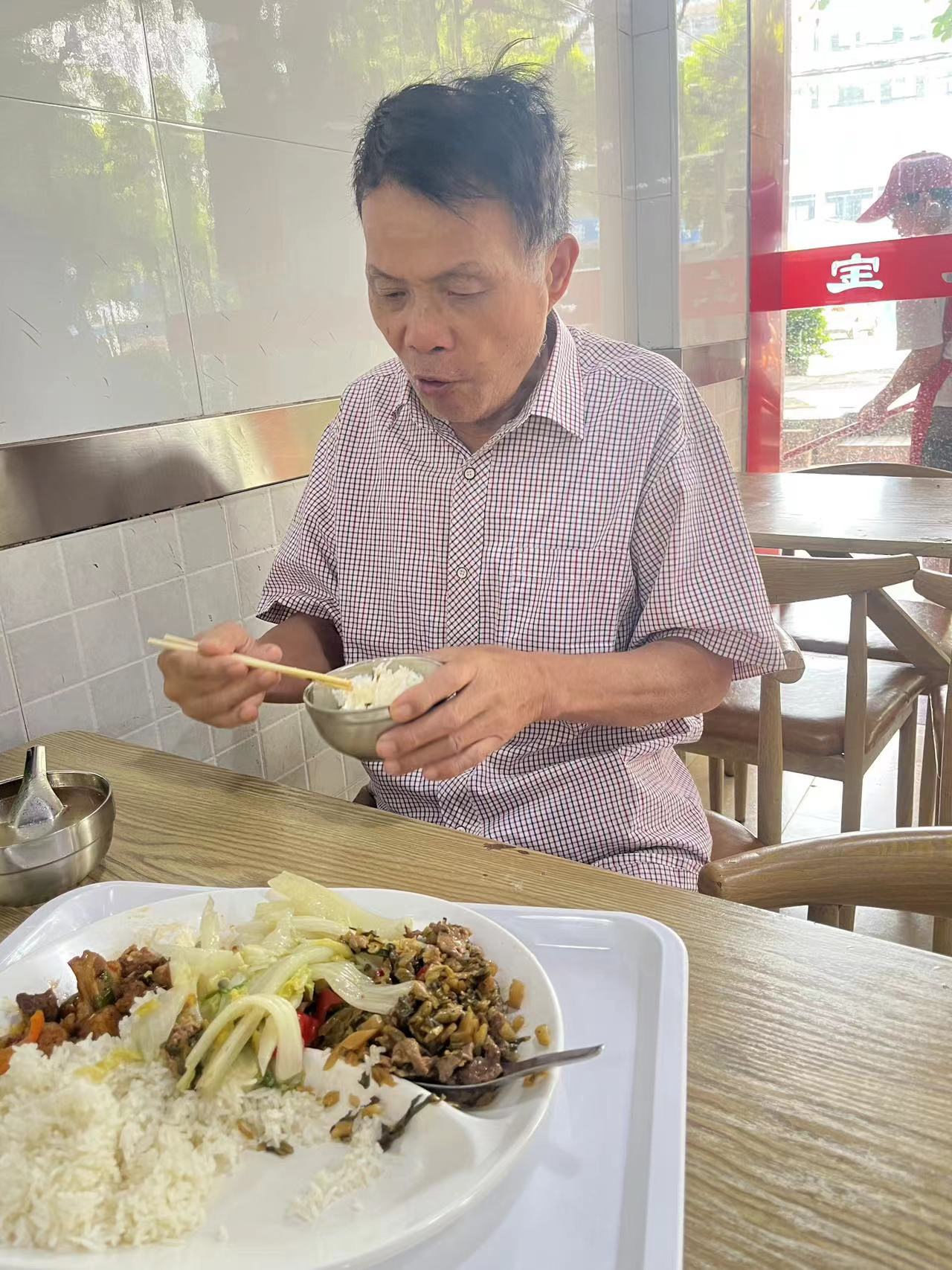 走失者照片 柳州市急寻：七旬老人走失，穿白底格...