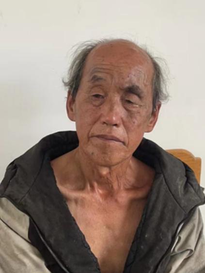 走失者照片 帮他回家：天津七旬老人被救助，穿黑...