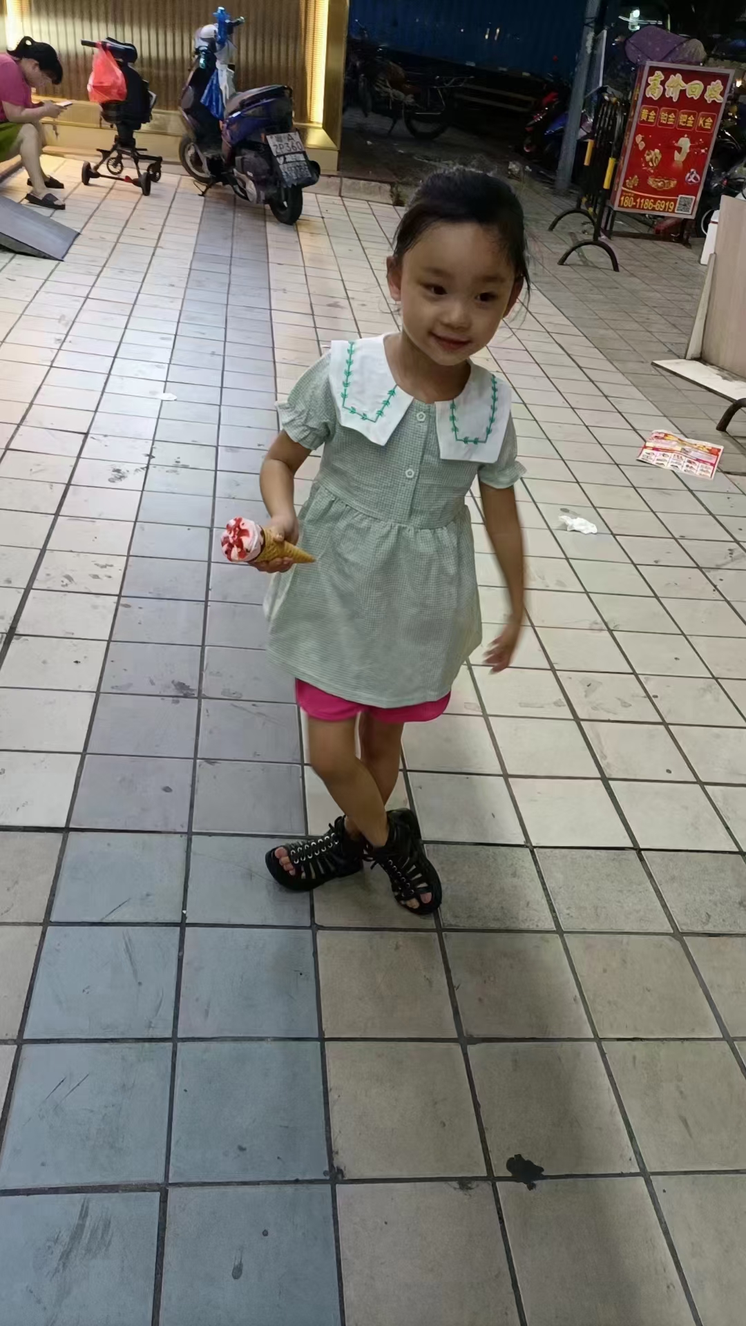 走失者照片 广州急寻：4岁女孩失联多日，穿绿色...