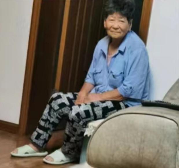 走失者照片 大连急寻：八旬老太走失，穿黑白格短...
