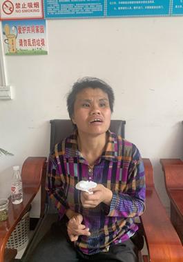 走失者照片 黔西南州寻亲：青年女子被救助，穿花...