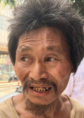走失者照片 贵港桂平寻亲：六旬老人被救助，穿棕...