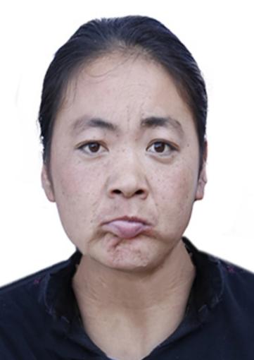 走失者照片 大同寻亲：青年女子被救助多年，穿棕...