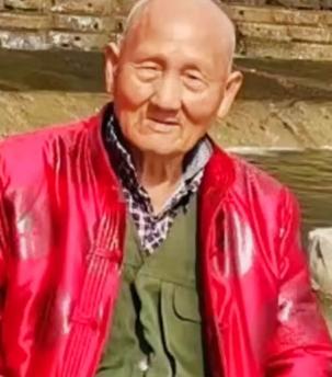 走失者照片 紧急寻人：西安八旬老人失联，推轮椅...