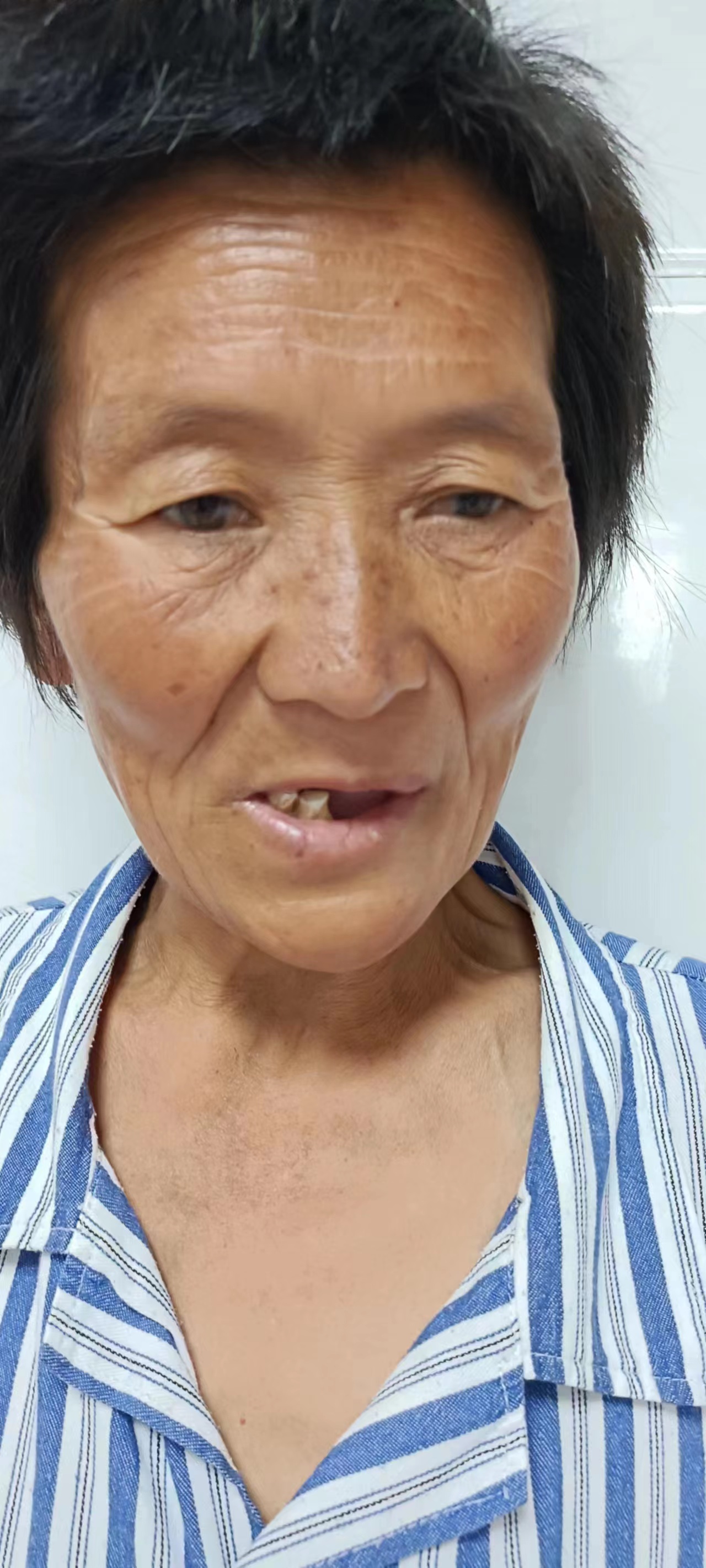 走失者照片 周口寻亲：六旬老太被救助，穿黑色衬...