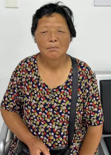 走失者照片 嘉兴寻亲：六旬老太被救助，穿花短袖...