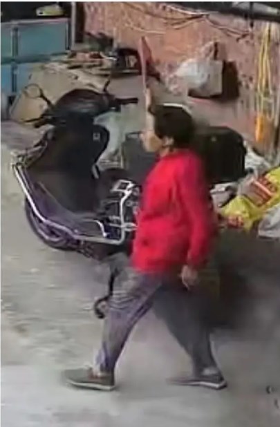 走失者照片 自贡急寻：八旬老太失联，穿红色外套...
