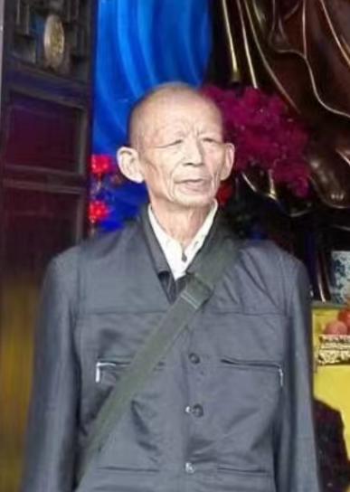 走失者照片 南充寻人！八旬老人失联，穿红黑相间...