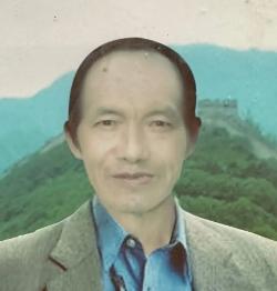 走失者照片 泸州寻人！七旬老人失联，穿白色格纹...