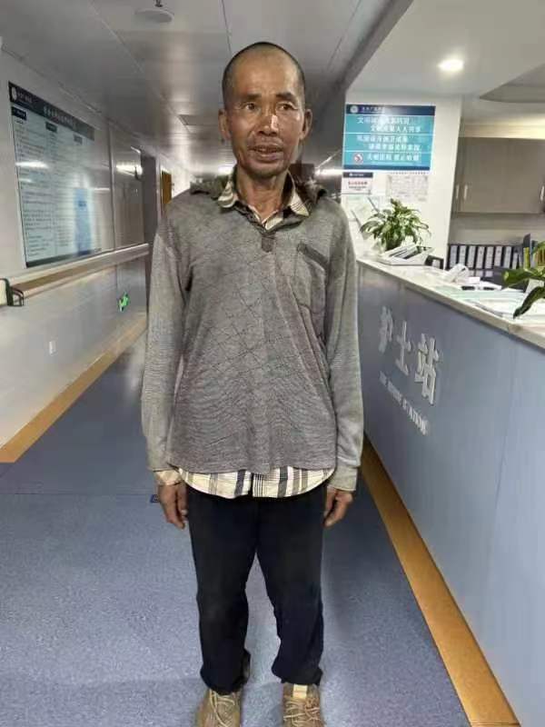 走失者照片 郴州市寻亲：六旬老人被救助，穿灰色...