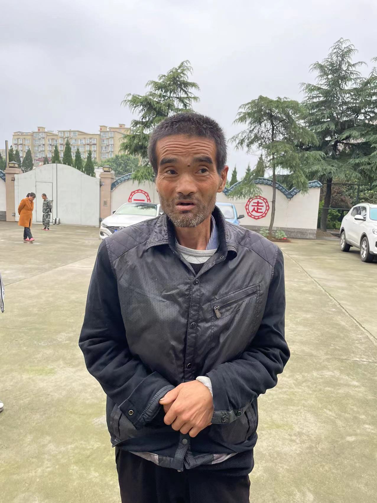 走失者照片 南阳寻亲：六旬老人被救助，穿黑色外...
