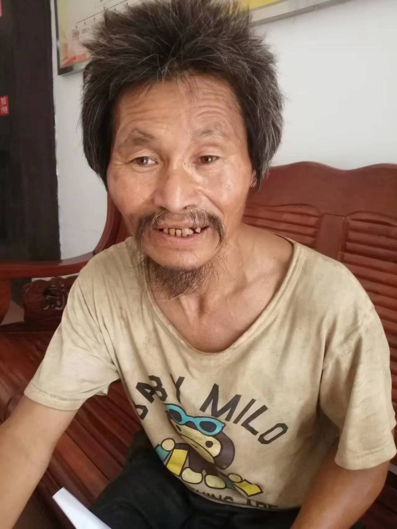 走失者照片 贵港桂平市寻亲：六旬老人被救助，穿...