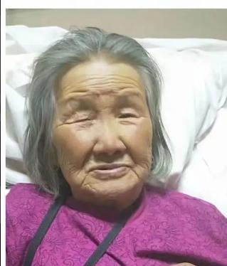 走失者照片 聊城寻人：八旬老太失联，穿红黑色花...