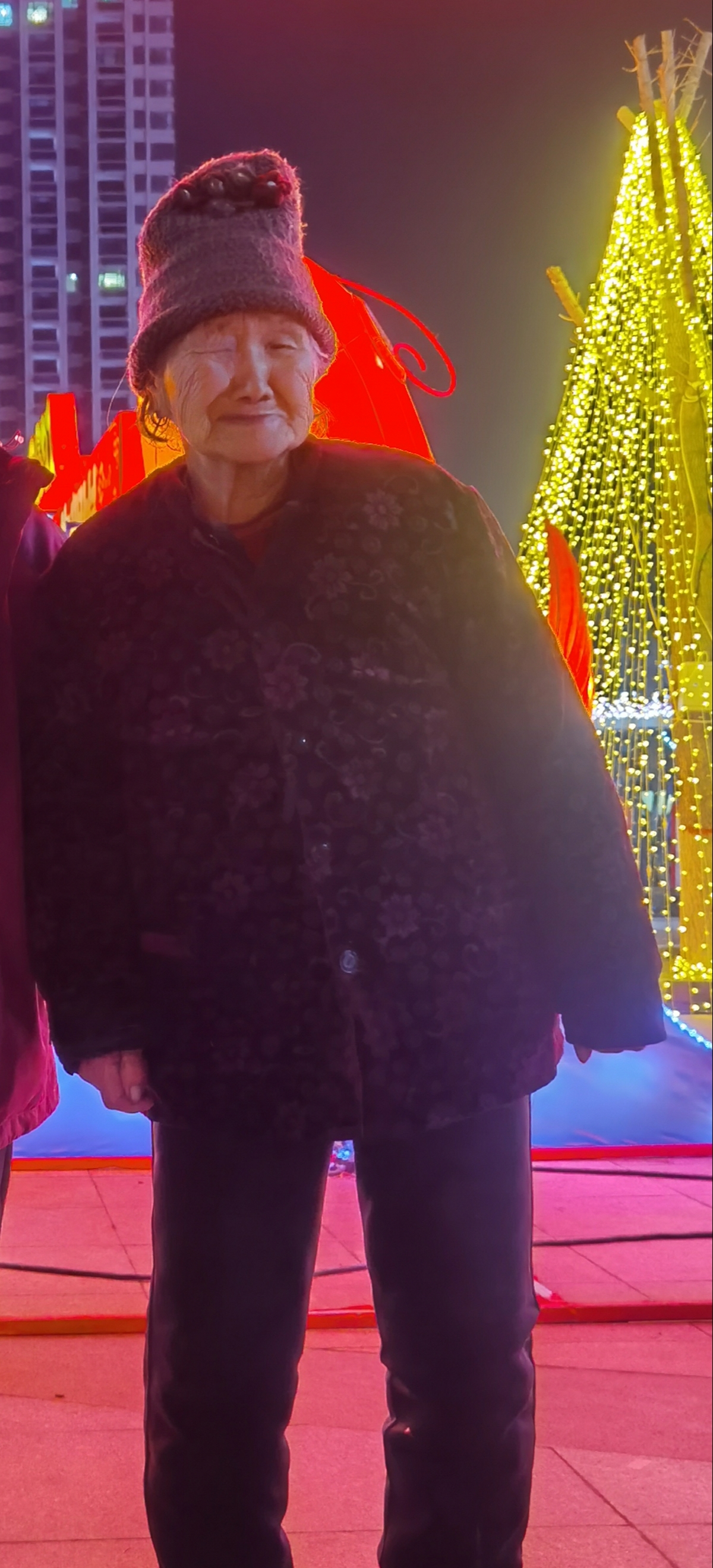 走失者照片 聊城寻人：八旬老太失联，穿红黑色花...