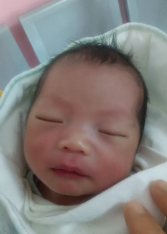 走失者照片 保安市寻亲：1岁女童被救助，裹黑色...