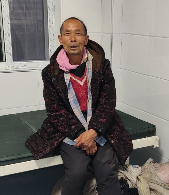 走失者照片 阜阳寻亲：六旬男子被救助，穿深色花...