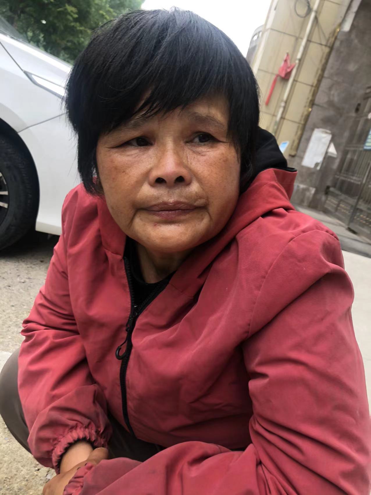 走失者照片 阜阳寻亲：五旬女子被救助，穿红色外...