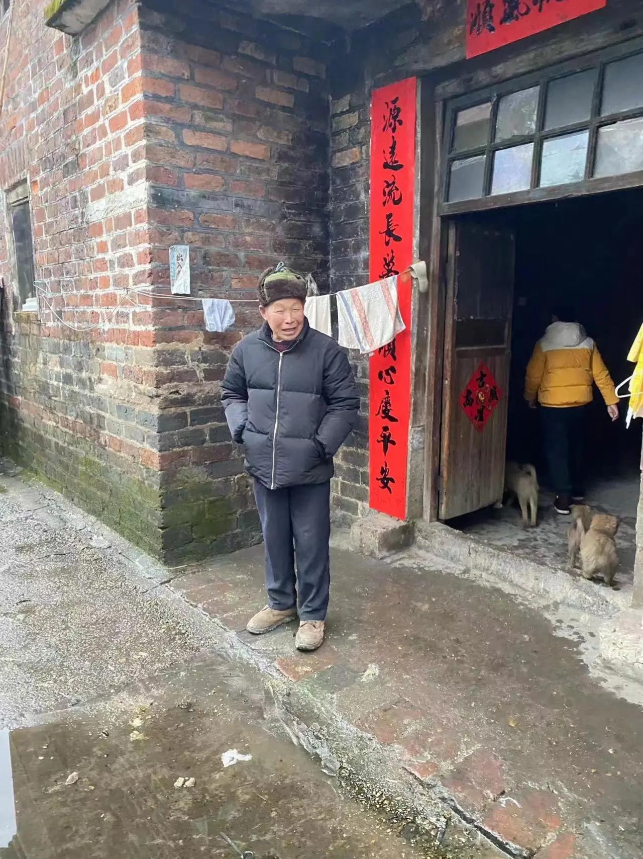 走失者照片 吉安急寻：八旬老人走失，穿白色衬衣...