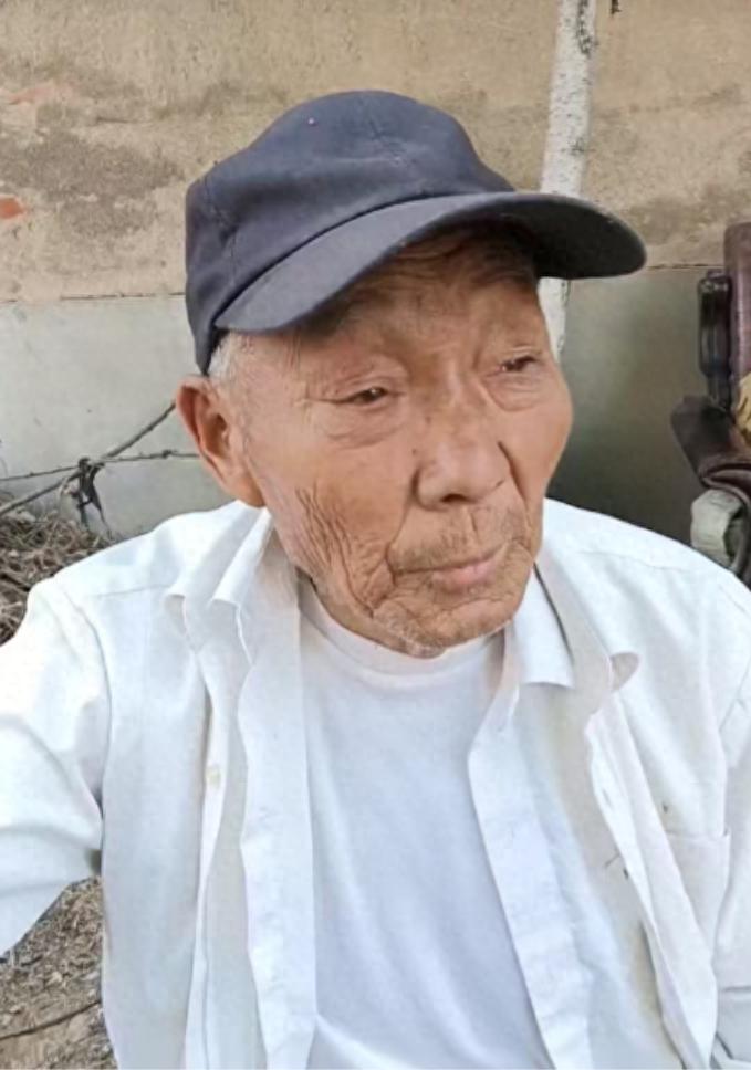 走失者照片 郑州新密寻人：八旬老人走失，穿白色...