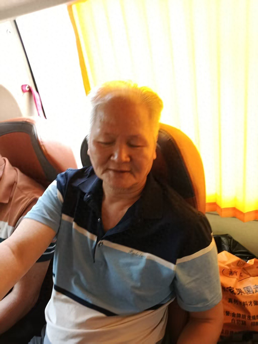走失者照片 西安市寻人：六旬老人走失，穿白色衬...
