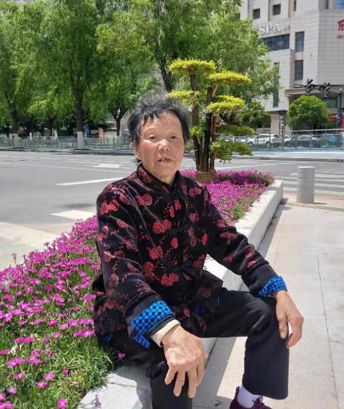 走失者照片 商洛急寻！八旬老太走失，戴蓝色帽子...