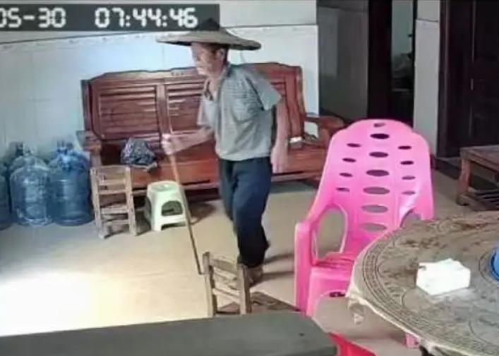 走失者照片 湛江廉江急寻：九旬老人失联，穿灰色...