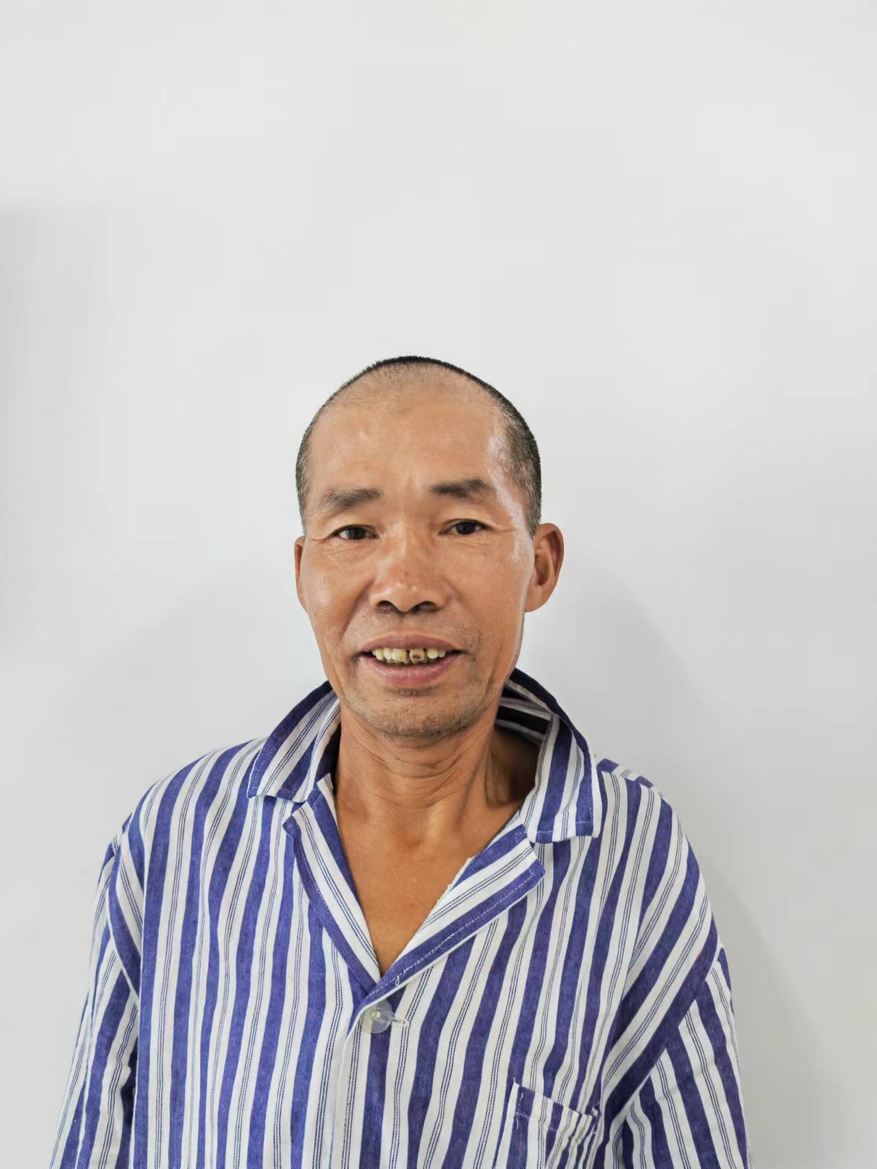 走失者照片 郴州市寻亲：六旬老人被救助，穿灰色...