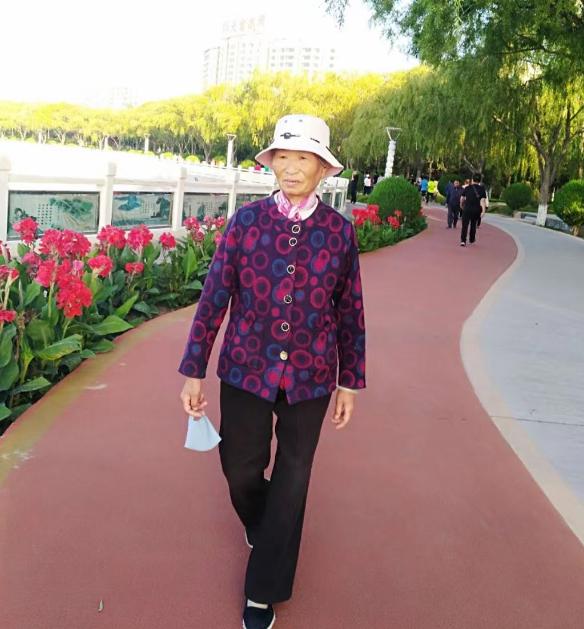 走失者照片 嘉峪关市急寻：七旬老太走失，患阿尔...