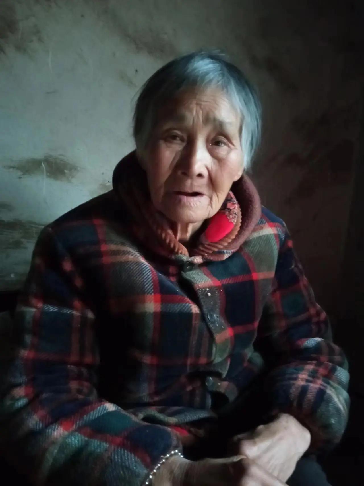 走失者照片 南阳急寻：七旬老太走失，穿红色上衣...