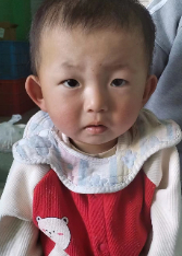 走失者照片 海北州寻亲：1岁男童被救助，裹花色...